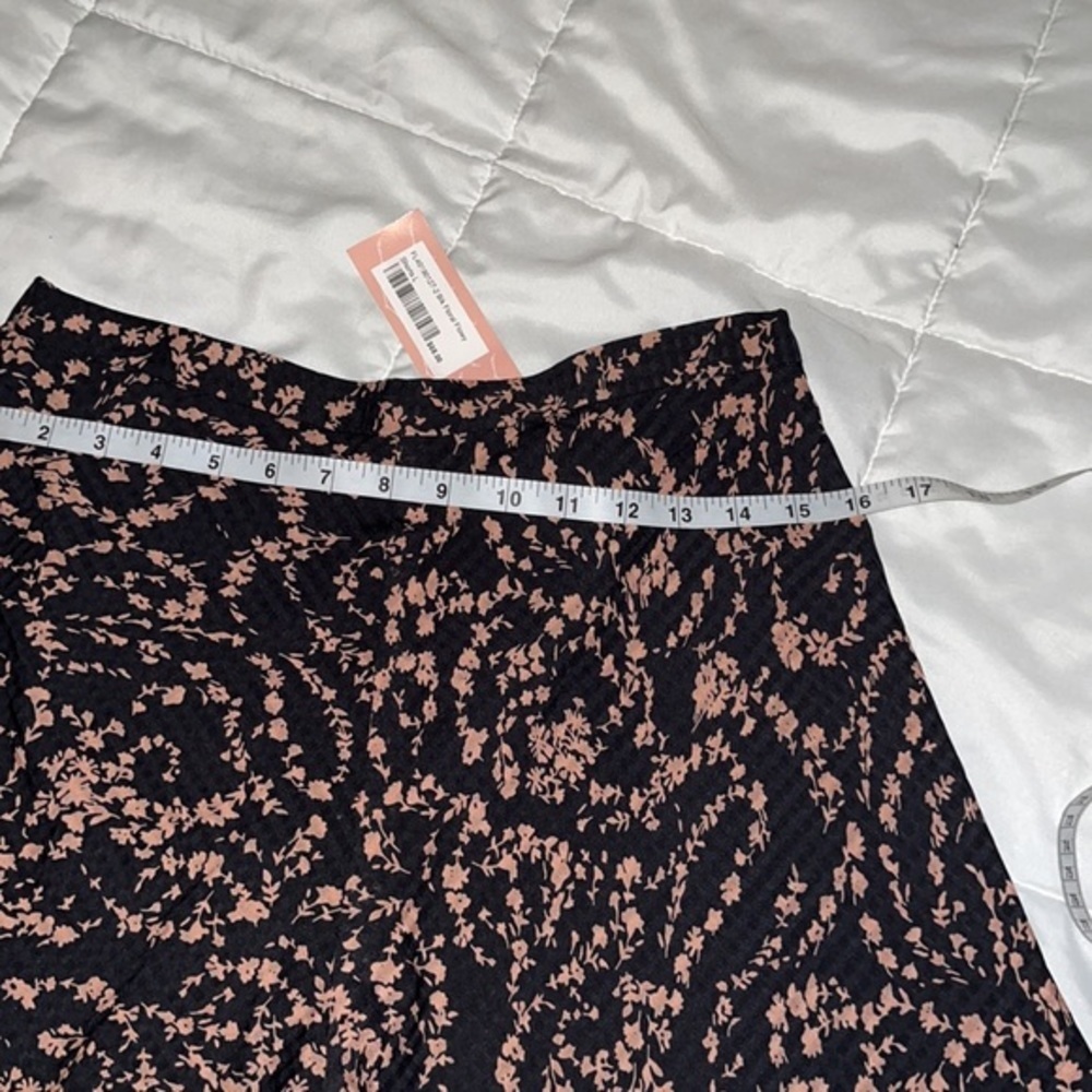 Floral Shorts Size Large - Picture 6 of 8
